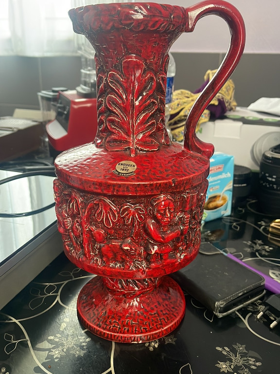 Cruche décorative en verre rouge pressé avec motifs floraux en relief par Knodgen