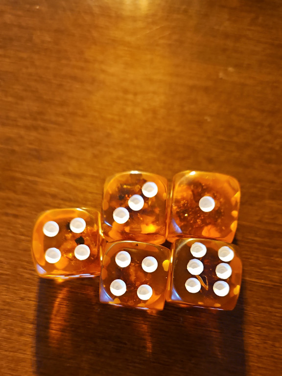 Dadi in ambra con inclusioni