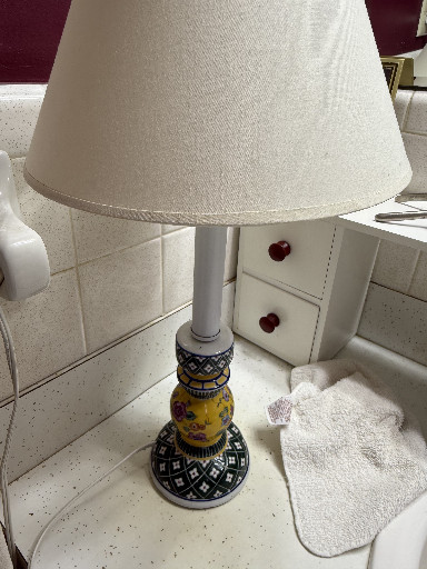 Ceramic table lamp with hand-painted decorative base in Italian majolica style