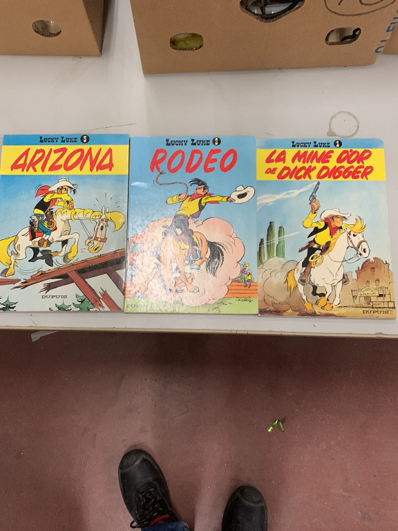 Trois albums de bande dessinée Lucky Luke par Morris, publiés par Dupuis : 'Arizona', 'Rodeo', et 'La Mine d'or de Dick Digger'