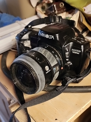 Minolta Maxxum 7000i 35mm SLR film camera with AF 35-105mm zoom lens