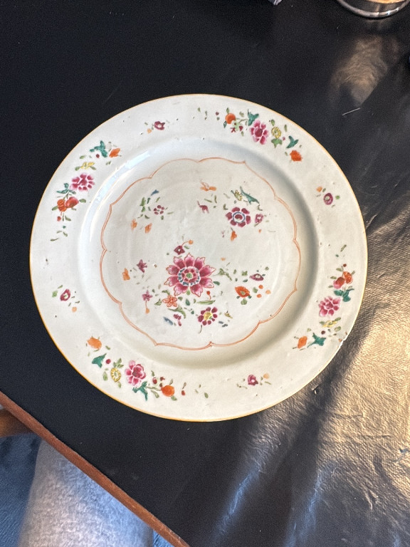 Assiette en porcelaine 'Famille Rose' de la période Qianlong