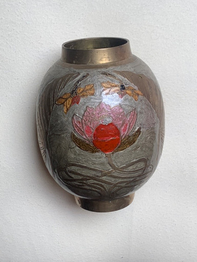 Vase en laiton émaillé avec motifs de lotus et libellules peints à la main, fabriqué en Inde