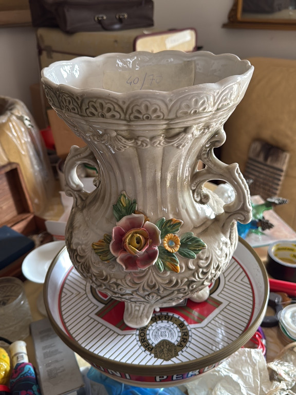 Vaso in porcellana in stile Capodimonte con manici e rose applicate