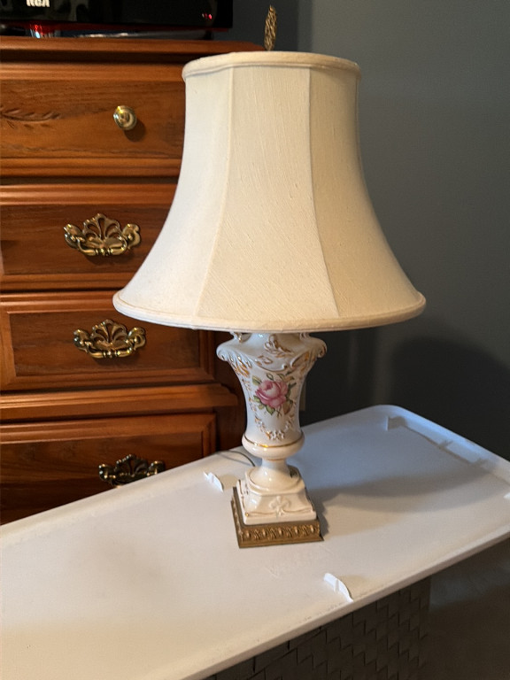 Porcelain table lamp with hand-painted rose decoration