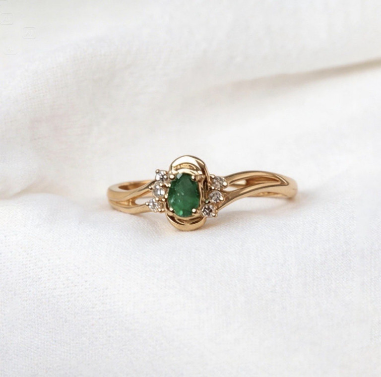 14K Gelbgoldring mit ovalem Smaragd und Diamanten