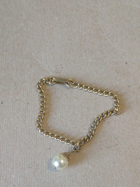 Gold-tone bracelet with pearl pendant charm
