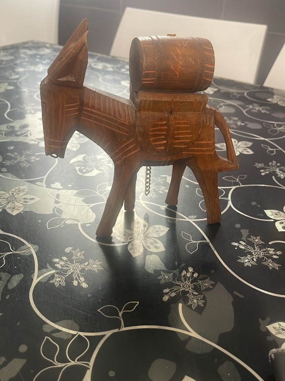 Sculpture en bois sculpté à la main représentant un âne avec baril et seaux