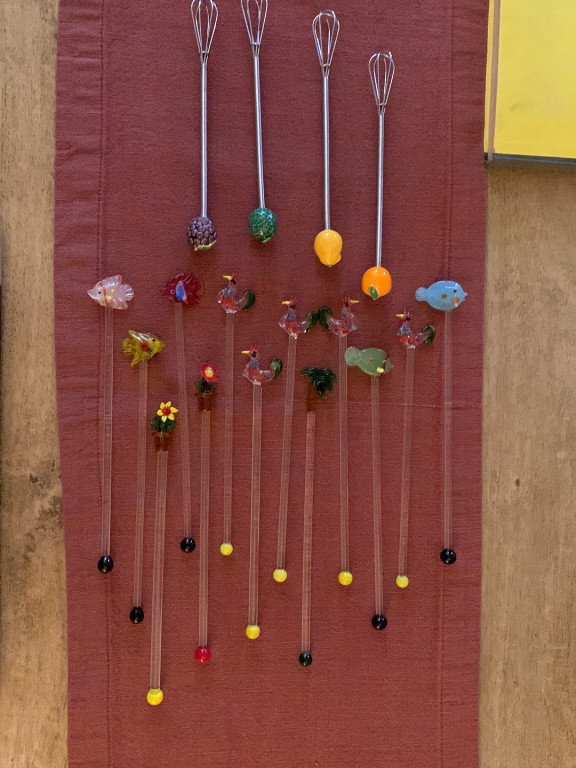 Collection de mélangeurs à cocktail en verre soufflé avec motifs décoratifs