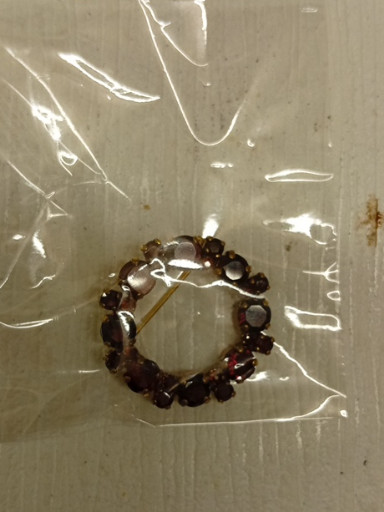 دبوس زينة دائري من الذهب مرصع بأحجار الجارنت أو الزجاج البني المحمر