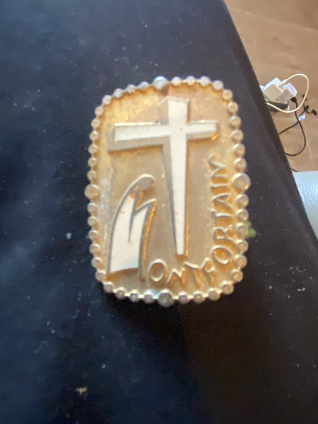 Insigne religieux de pèlerinage Montfortain en métal doré