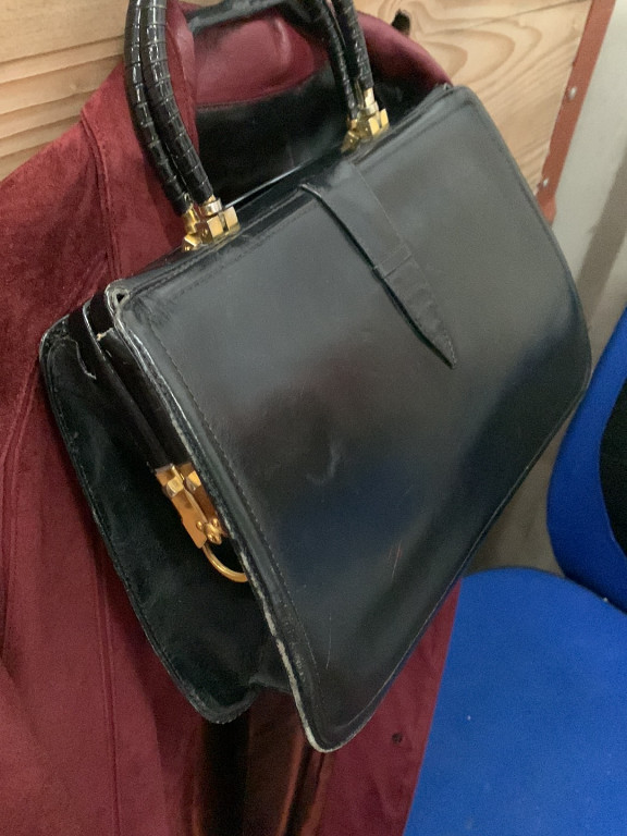 Sac à main vintage en cuir noir avec fermoir doré