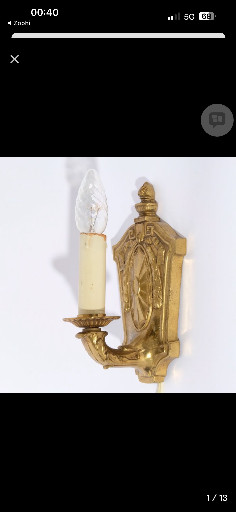 Applique da parete in bronzo dorato stile Tudor con decorazione a scudo