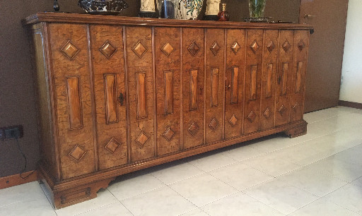 Credenza veneziana in radica di ulivo con decorazioni geometriche a losanga