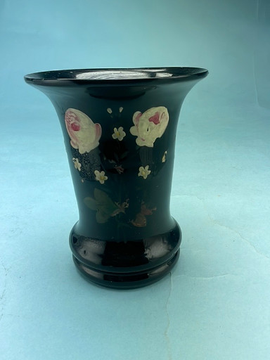Vaso in vetro nero con intarsi in madreperla raffiguranti uccelli e fiori