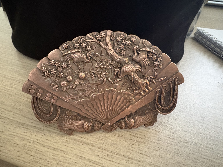 Bronzen decoratieve waaier met shakudo-inleg en vergulde details, versierd met kraanvogels en bloesems