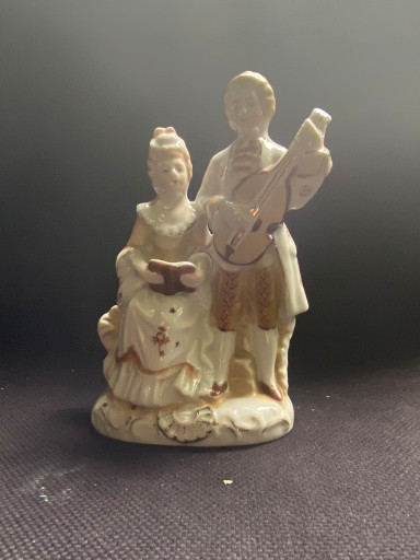 Porseleinen beeldje met titel 'Romantisch Muzikantenkoppel'