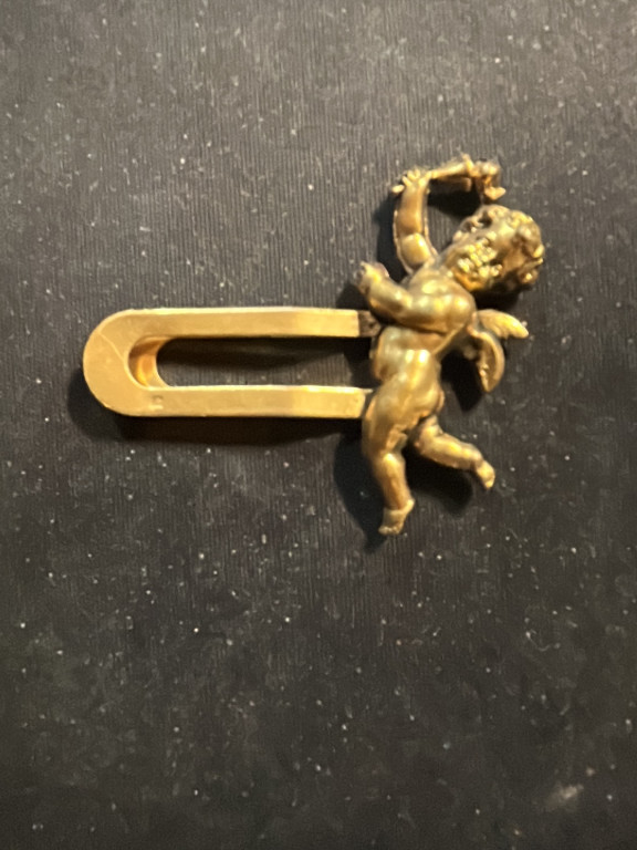 Broche en métal doré représentant un chérubin angelot