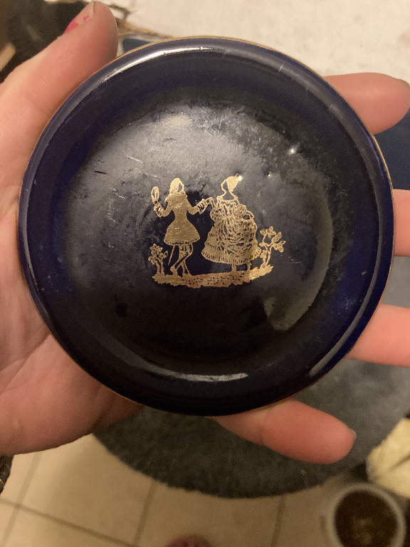 Porcelain trinket dish with cobalt blue glaze and gold-leaf decoration depicting a courting couple by Castel, Limoges