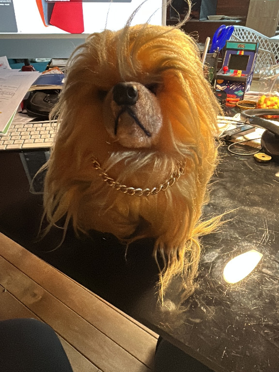 Peluche vintage de chien Pékinois avec collier en chaîne dorée