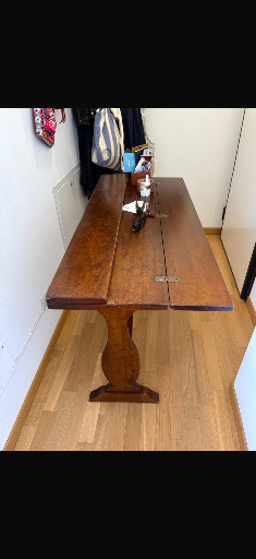 Tavolo da pranzo in legno massello con base a trespolo e piano allungabile