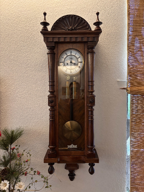 Holz-Wanduhr im Wiener Regulatorstil mit geschnitztem Gehäuse