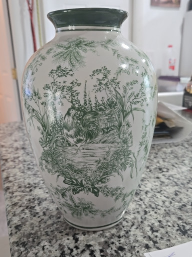 Ceramic vase with green chinoiserie-style decoration depicting pastoral scene
