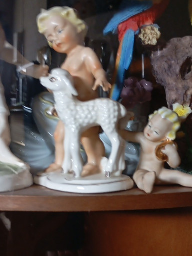 Porseleinen beeldje getiteld 'Putto met Lam' van Goebel