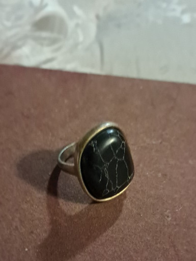 Sterling silver ring with black veined stone (possibly black agate or turquoise)