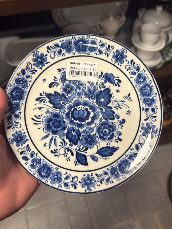 Ceramic decorative plate in Delft Blue style with hand-painted floral motif