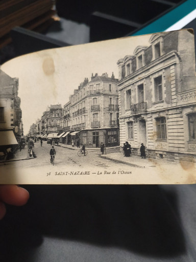 Vintage postcard titled 'Saint-Nazaire – La Rue de l'Ocean'