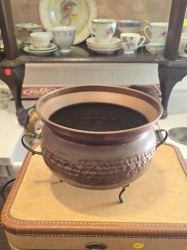 Copper cauldron or planter with decorative hammered band and brass handles