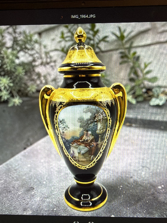 Vaso in porcellana con montature in bronzo dorato firmato 'Limoges France rehausse main'