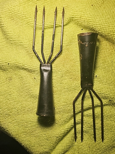 Metal fishing frog gig or spear with 4 tines