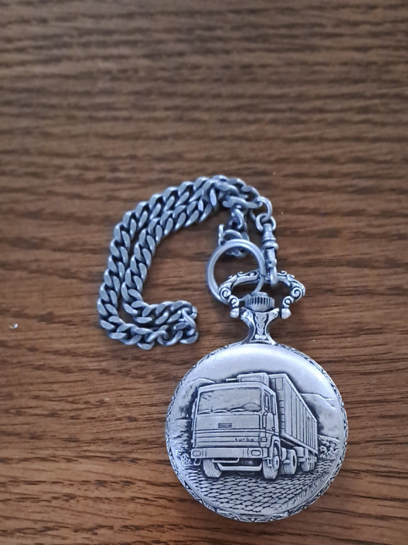 Montre de poche en métal argenté avec motif de camion en relief