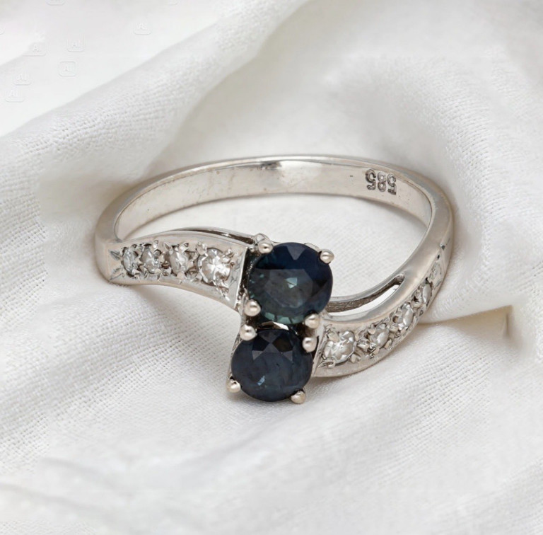 14k Weißgold-Ring mit Saphiren und Diamanten im 'Toi et Moi' Bypass-Design