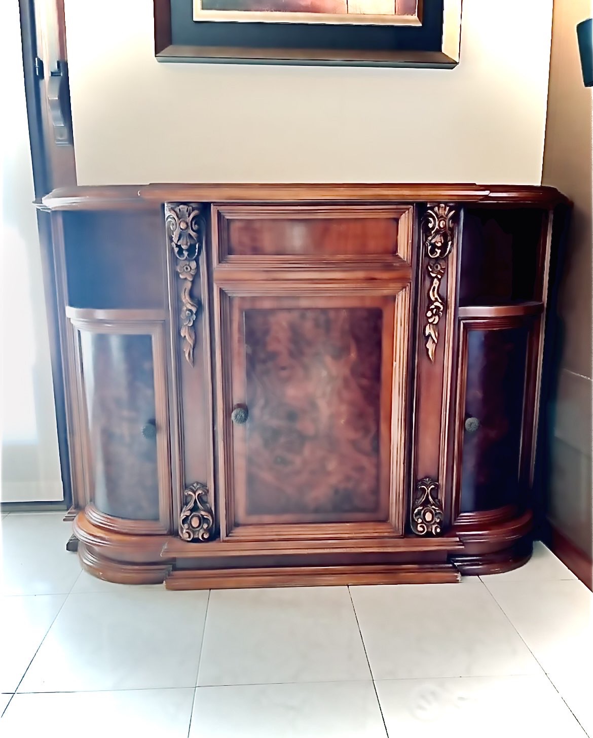 Mobile in legno con intarsi in radica e decorazioni intagliate in stile Luigi XV