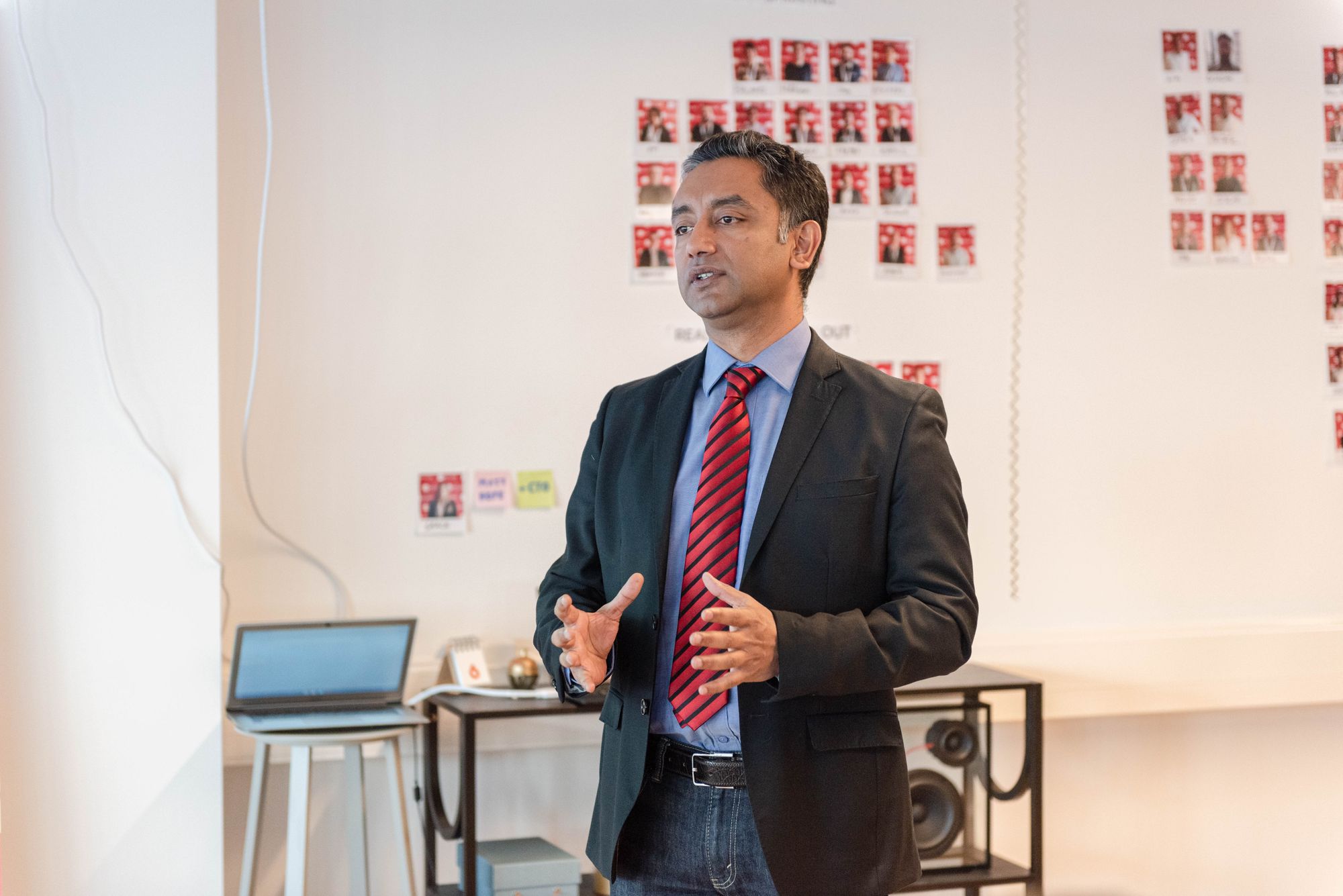 Fundador apresenta um projeto de negócio gesticulando diante de colegas