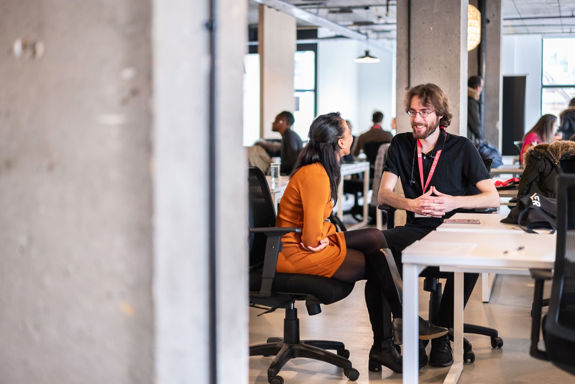 Mentor conversa individualmente com um fundador em mesa de escritório