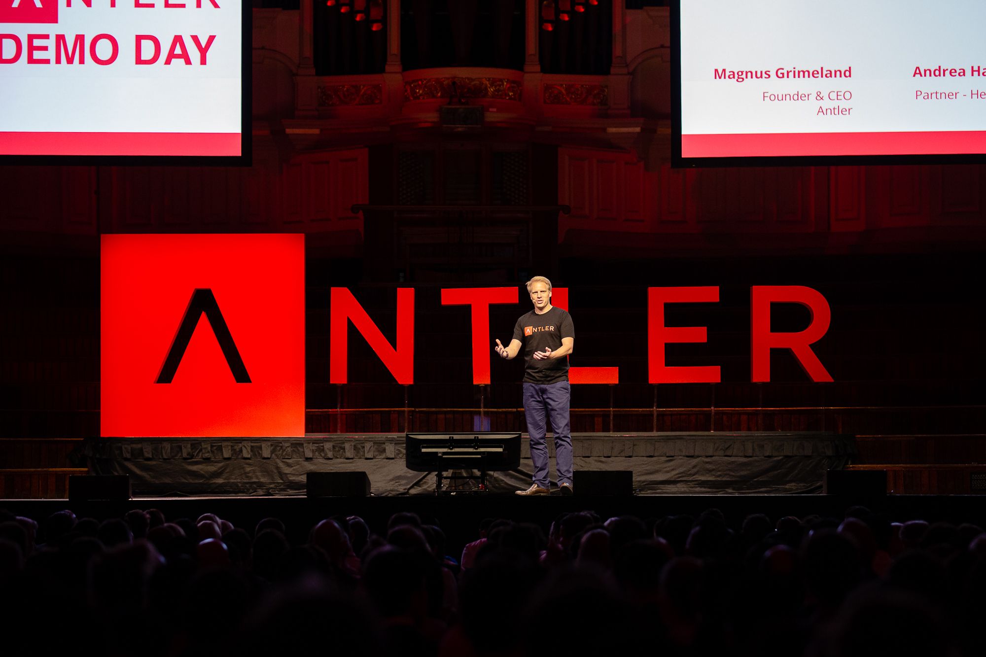 Fundador apresenta sua startup em palco de Demo Day da Antler