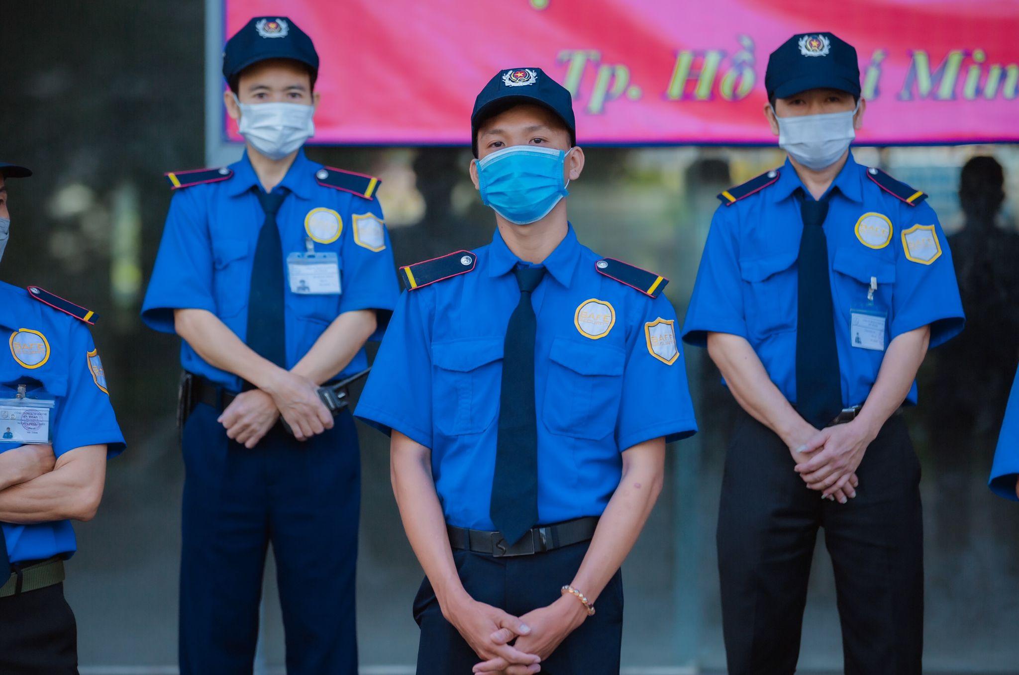 Bảo vệ tòa nhà đang giám sát cửa ra vào