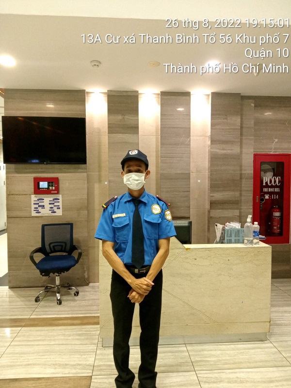 Nhân viên bảo vệ với tác phong nghiêm túc