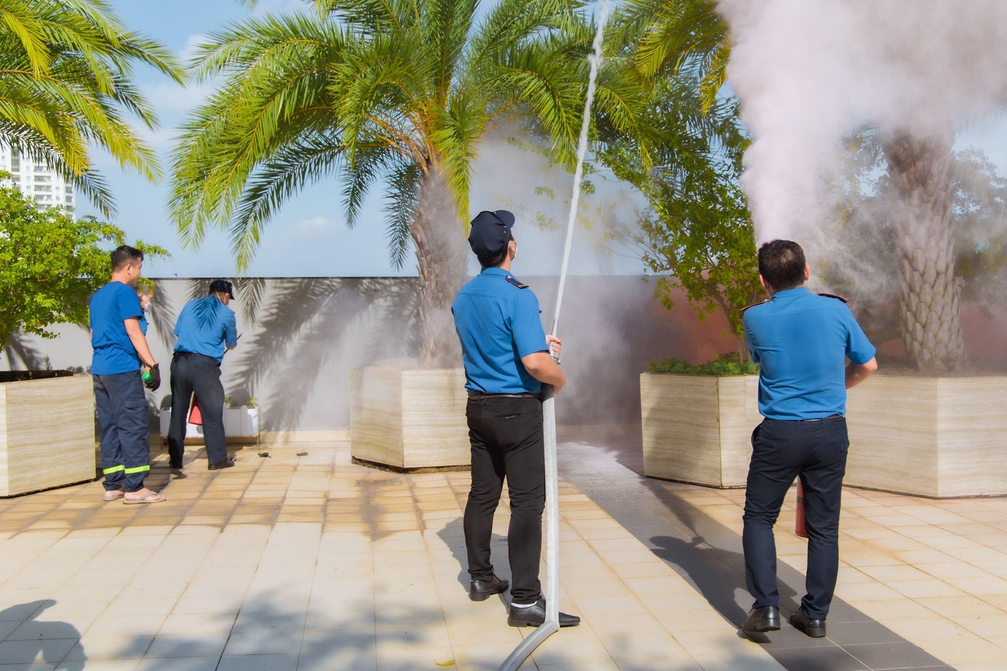 Bảo vệ đang diễn tập phòng cháy chữa cháy trong khuôn khổ hợp đồng