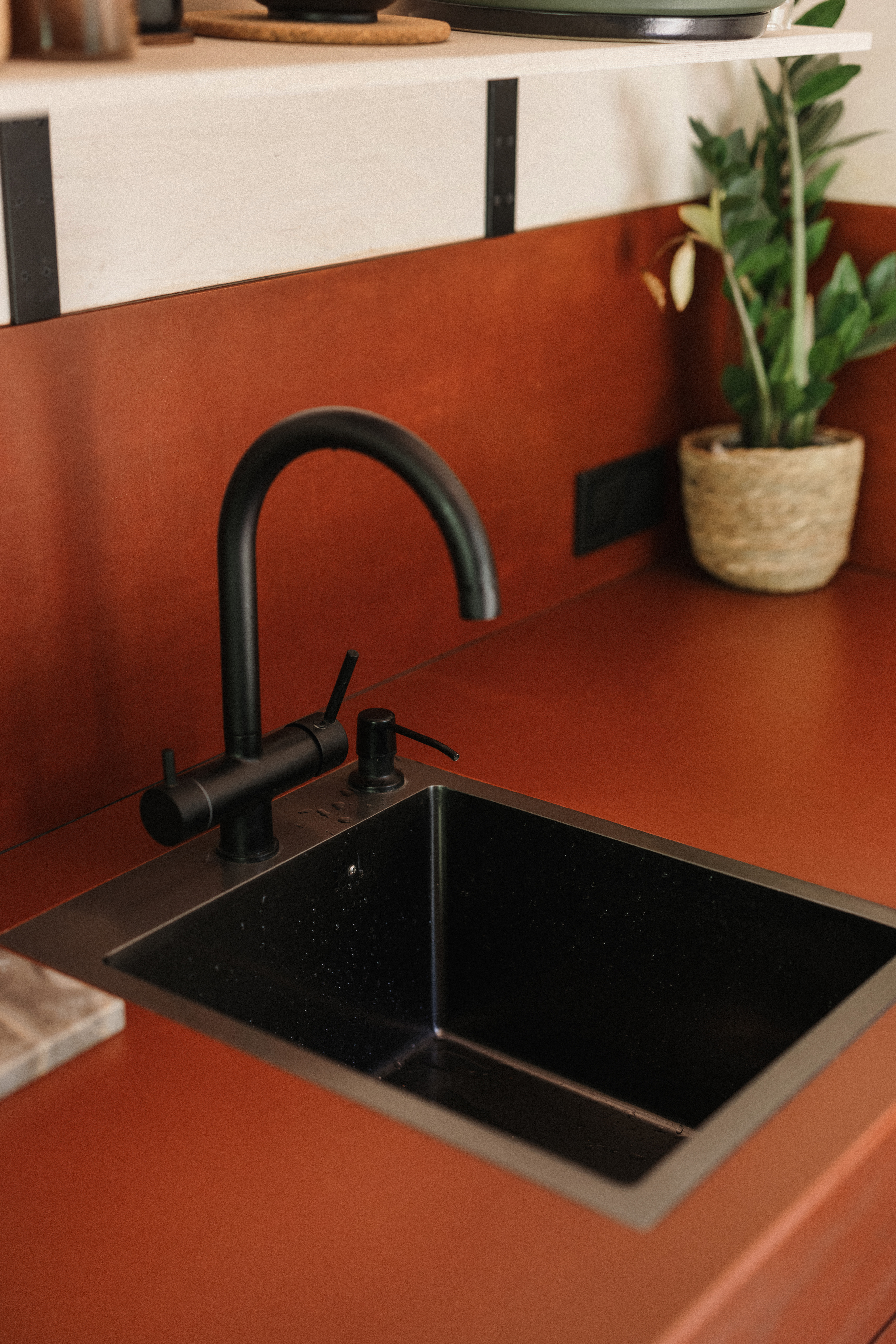 Model 1 Appliances & Details - Image 2