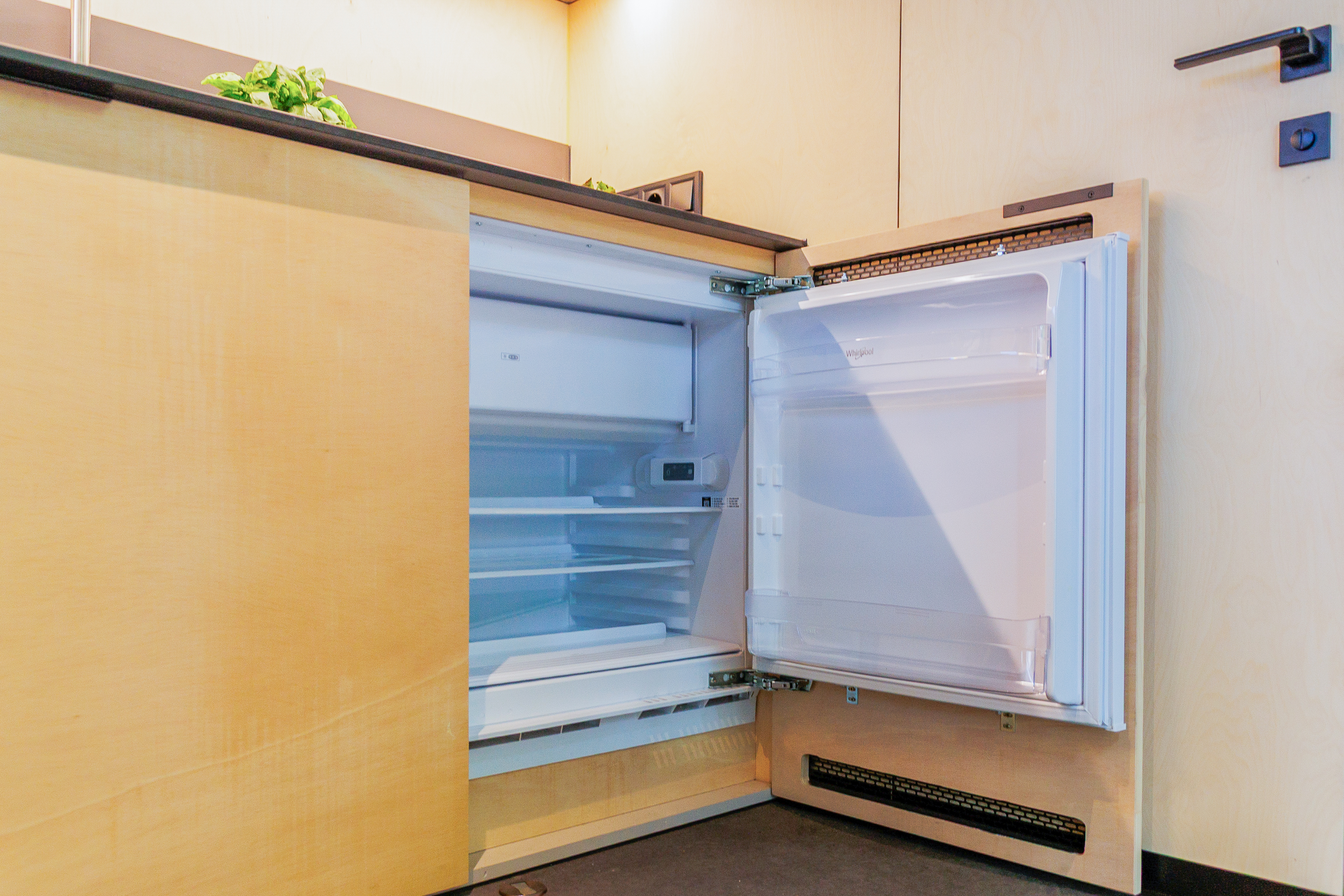 M1 STEALTH Appliances & Details - Image 2