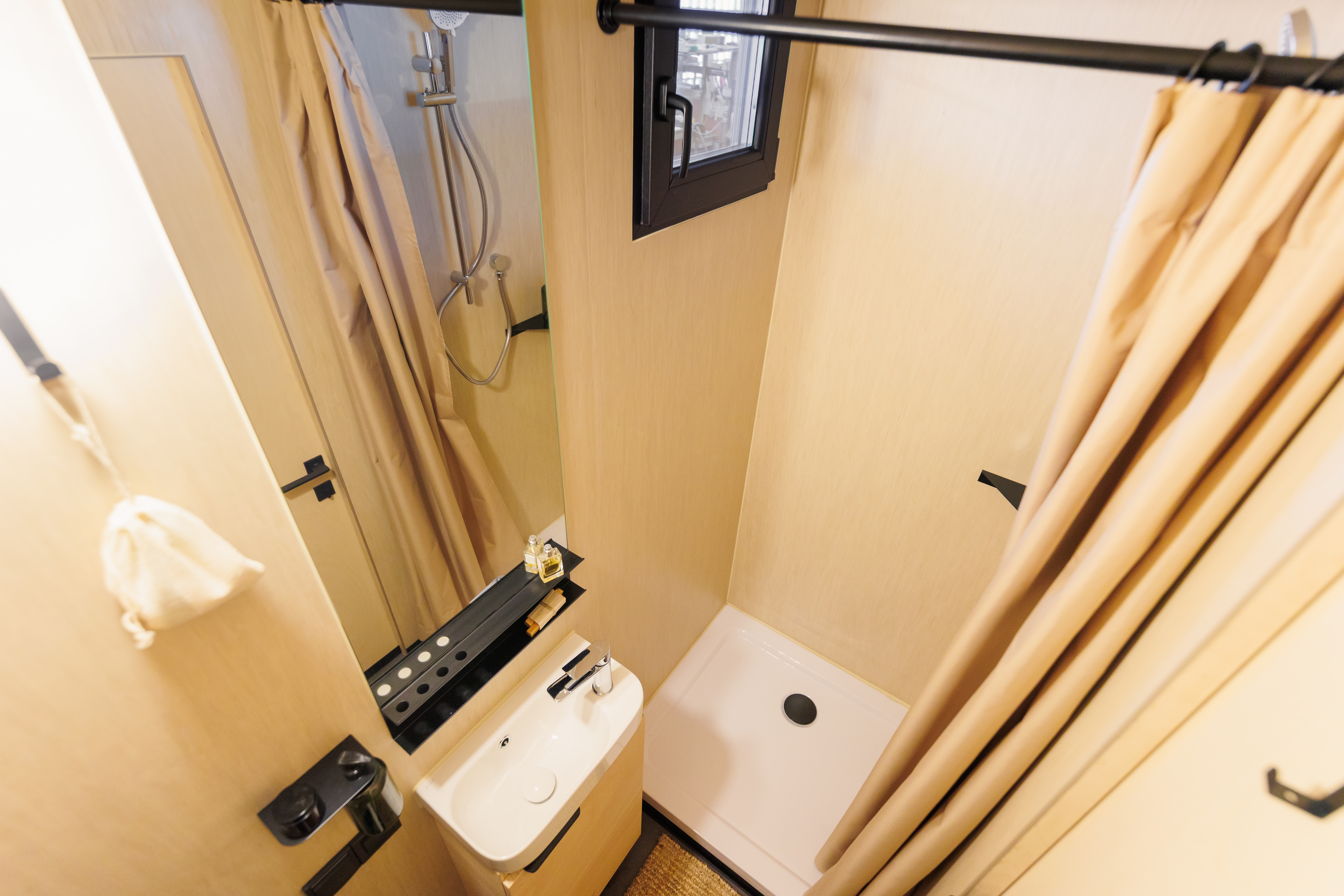 Model 2 Interior - Image 9