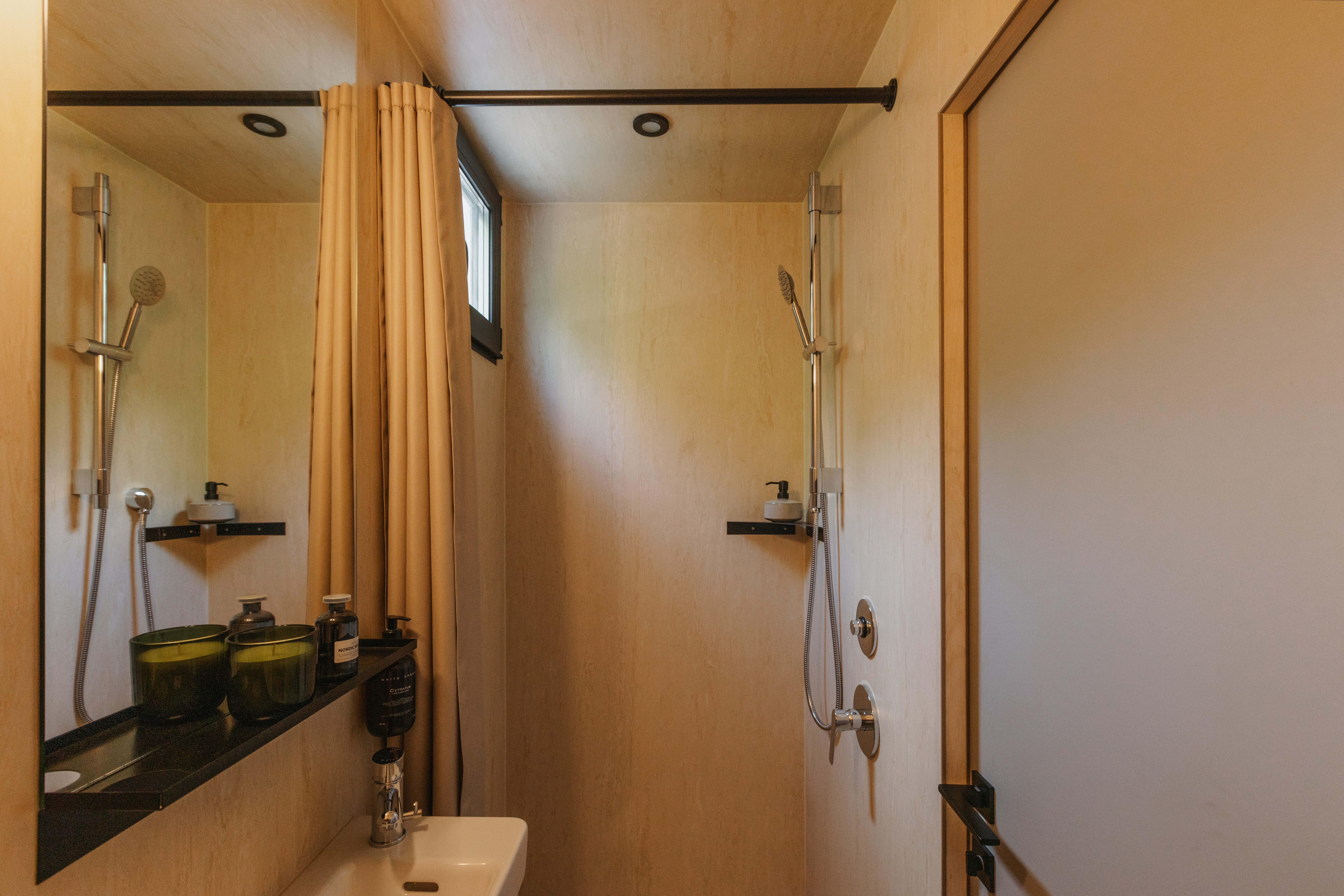 Model 2 Interior - Image 5