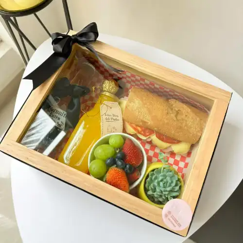 🎁 Desayuno Sorpresa Un detalle delicioso y especial para sorprender a quien más quieres. 💕 Incluye productos frescos, dulces y salados, presentados en una hermosa caja. ¡Perfecto para cualquier ocasión! ✨