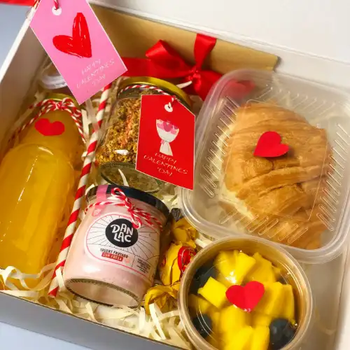 🎁 Desayuno Sorpresa Un detalle delicioso y especial para sorprender a quien más quieres. 💕 Incluye productos frescos, dulces y salados, presentados en una hermosa caja. ¡Perfecto para cualquier ocasión! ✨
