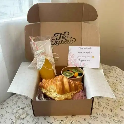 🎁 Desayuno Sorpresa Un detalle delicioso y especial para sorprender a quien más quieres. 💕 Incluye productos frescos, dulces y salados, presentados en una hermosa caja. ¡Perfecto para cualquier ocasión! ✨